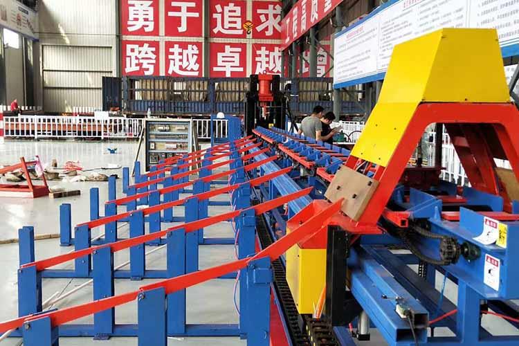 人工搬运实现钢筋上下料，钢筋定位精度不高，工人劳动强度大